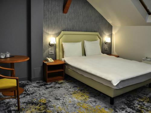 Habitación Económica con 1 cama doble del hotel Mercure Sibiu Airport. Foto 4