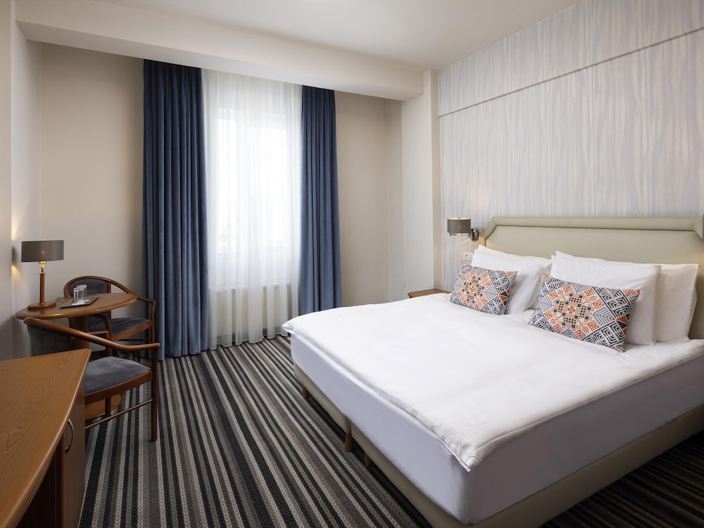 Habitación Estándar con 1 cama doble del hotel Mercure Sibiu Airport. Foto 3