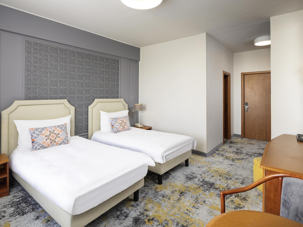 Habitación estándar con 2 camas individuales del hotel Mercure Sibiu Airport. Foto 1