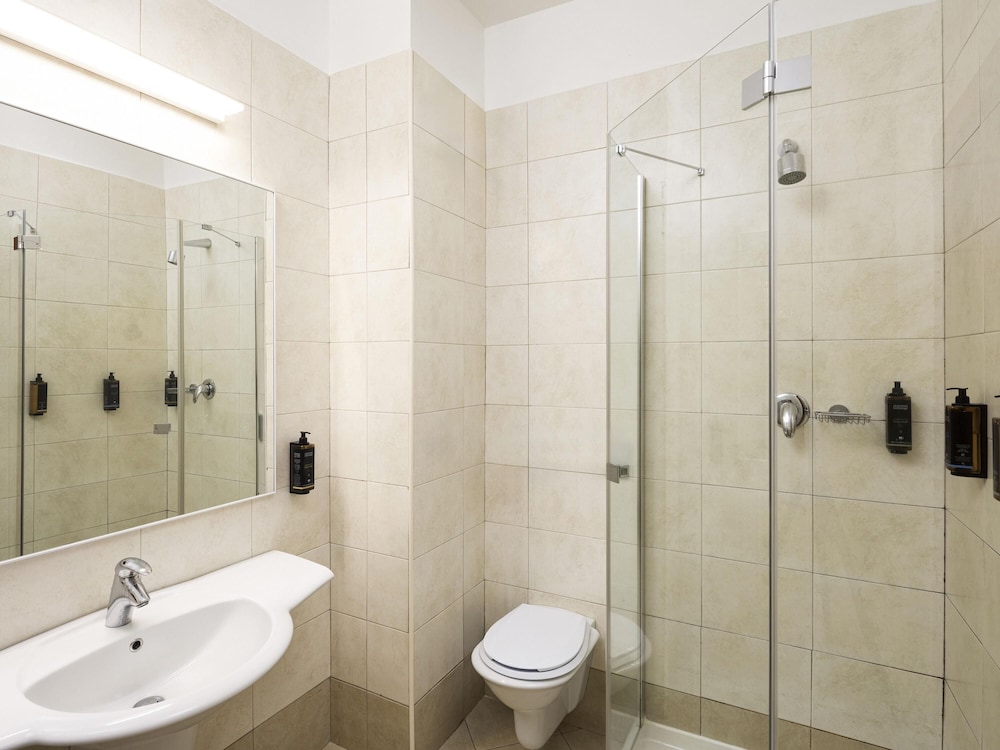 Habitación estándar con 2 camas individuales del hotel Mercure Sibiu Airport. Foto 3