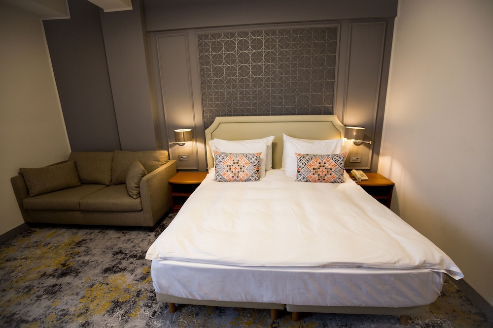 Habitación Estándar con 3 camas individuales del hotel Mercure Sibiu Airport. Foto 1