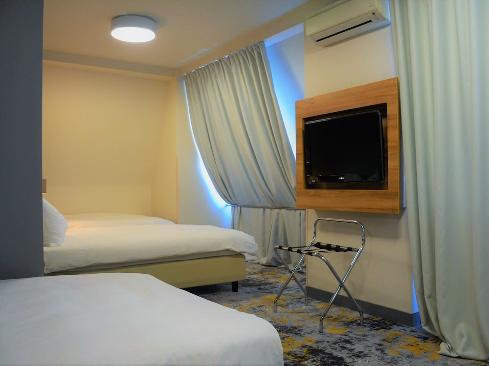 Habitación Estándar con 3 camas individuales del hotel Mercure Sibiu Airport. Foto 3