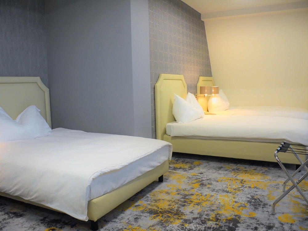 Habitación Estándar con 3 camas individuales del hotel Mercure Sibiu Airport. Foto 4