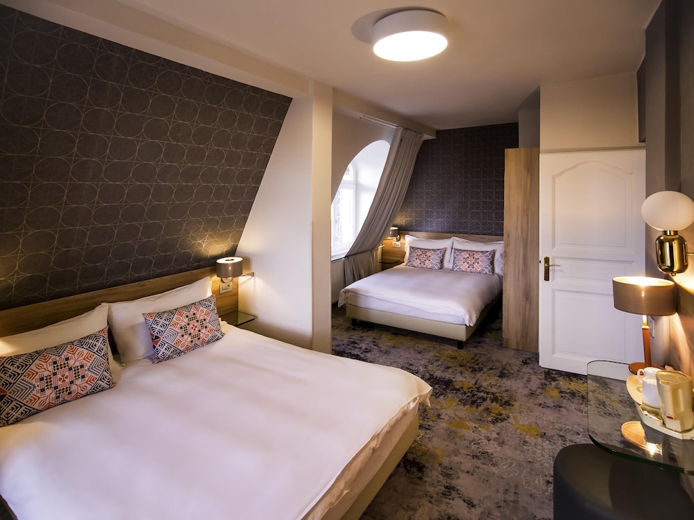 Habitación Estándar con 3 camas individuales del hotel Mercure Sibiu Airport. Foto 6