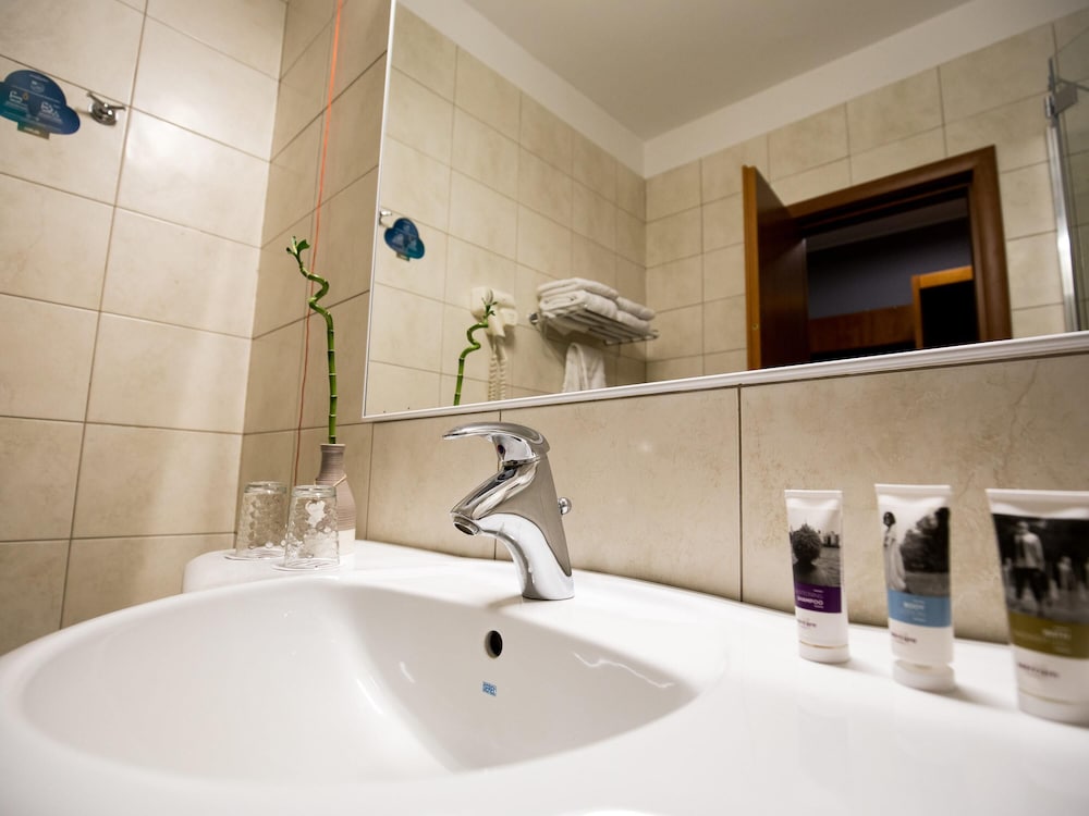 Habitación Privilege con 1 cama doble del hotel Mercure Sibiu Airport. Foto 6