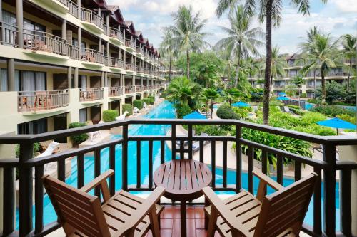 Habitación con 1 cama extragrande y vistas a la piscina del hotel Phuket Marriott Resort and Spa, Merlin Beach - Sha Plus. Foto 3