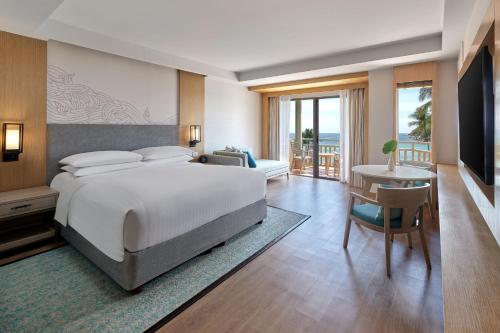 Habitación más grande con vistas al océano - 1 cama extragrande del hotel Phuket Marriott Resort and Spa, Merlin Beach - Sha Plus