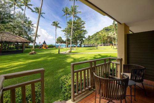 Habitación más grande con 1 cama extragrande, vistas al mar, acceso a la playa y terraza del hotel Phuket Marriott Resort and Spa, Merlin Beach - Sha Plus. Foto 1