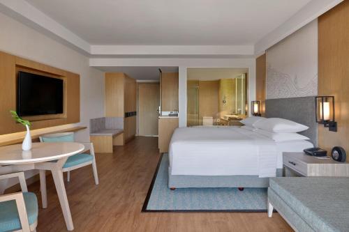 Habitación más grande con 1 cama extragrande, vistas al mar, acceso a la playa y terraza del hotel Phuket Marriott Resort and Spa, Merlin Beach - Sha Plus. Foto 3