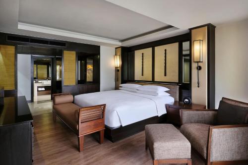Suite Ocean con 1 dormitorio, balcón y vistas al mar del hotel Phuket Marriott Resort and Spa, Merlin Beach - Sha Plus. Foto 1