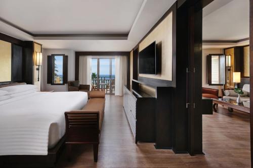 Suite Ocean con 1 dormitorio, balcón y vistas al mar del hotel Phuket Marriott Resort and Spa, Merlin Beach - Sha Plus. Foto 3