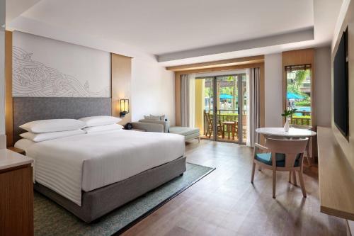 Habitación más grande con 1 cama extragrande, vistas a la piscina y terraza del hotel Phuket Marriott Resort and Spa, Merlin Beach - Sha Plus. Foto 1