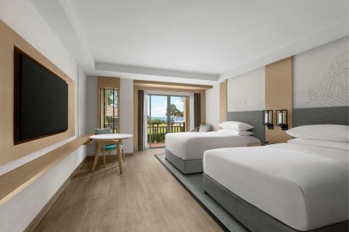 Habitación más grande con 2 camas dobles, vistas al mar, acceso a la playa y terraza del hotel Phuket Marriott Resort and Spa, Merlin Beach - Sha Plus