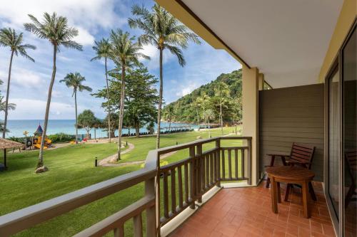 Habitación más grande con 2 camas dobles y vistas al mar del hotel Phuket Marriott Resort and Spa, Merlin Beach - Sha Plus. Foto 1