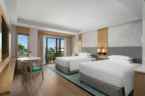 Habitación más grande con 2 camas dobles y vistas a la piscina del hotel Phuket Marriott Resort and Spa, Merlin Beach - Sha Plus. Foto 3