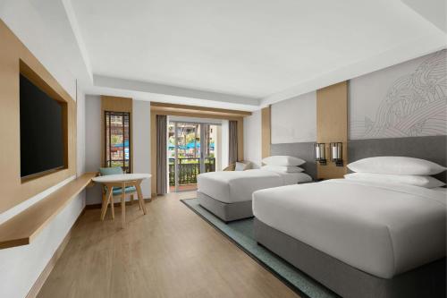 Habitación más grande con 2 camas dobles, vistas a la piscina y terraza del hotel Phuket Marriott Resort and Spa, Merlin Beach - Sha Plus