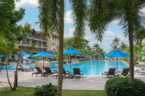 Habitación más grande con 2 camas dobles, vistas a la piscina y terraza del hotel Phuket Marriott Resort and Spa, Merlin Beach - Sha Plus. Foto 3