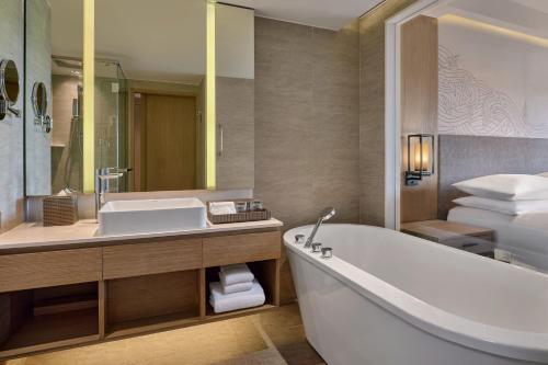 Habitación más grande con 2 camas dobles, vistas a la piscina y terraza del hotel Phuket Marriott Resort and Spa, Merlin Beach - Sha Plus. Foto 5