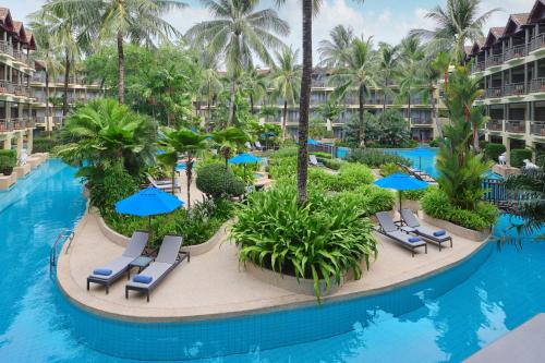 Habitación con 2 camas individuales y vistas a la piscina del hotel Phuket Marriott Resort and Spa, Merlin Beach - Sha Plus. Foto 3
