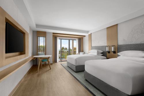 Habitación más grande con 2 camas dobles y vistas a la piscina del hotel Phuket Marriott Resort and Spa, Merlin Beach - Sha Plus. Foto 5