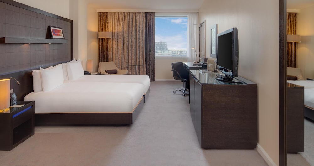 Habitación estándar con 2 camas individuales del hotel Hilton London Canary Wharf. Foto 1