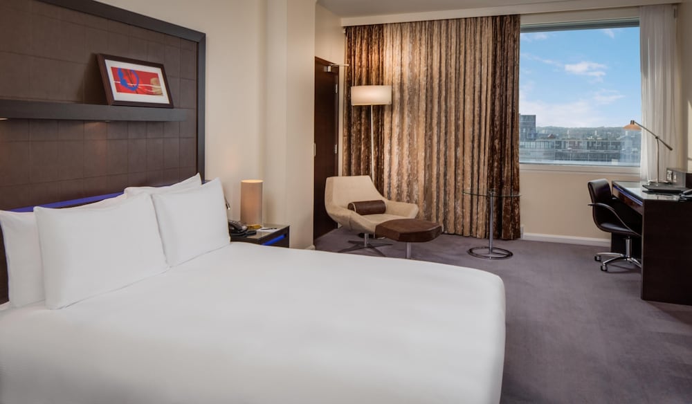 Habitación Deluxe, 1 cama de matrimonio grande del hotel Hilton London Canary Wharf. Foto 3