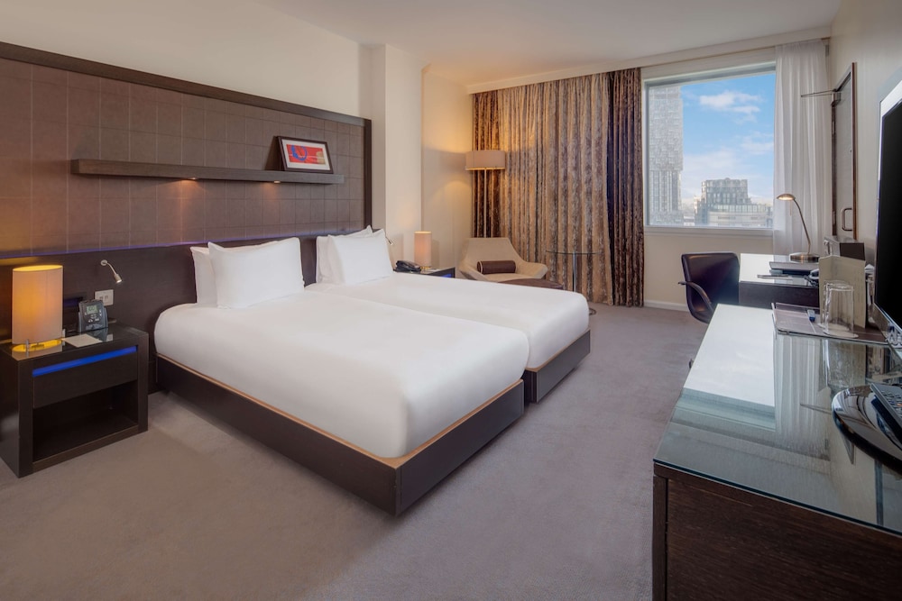 Habitación estándar con 2 camas individuales del hotel Hilton London Canary Wharf. Foto 5