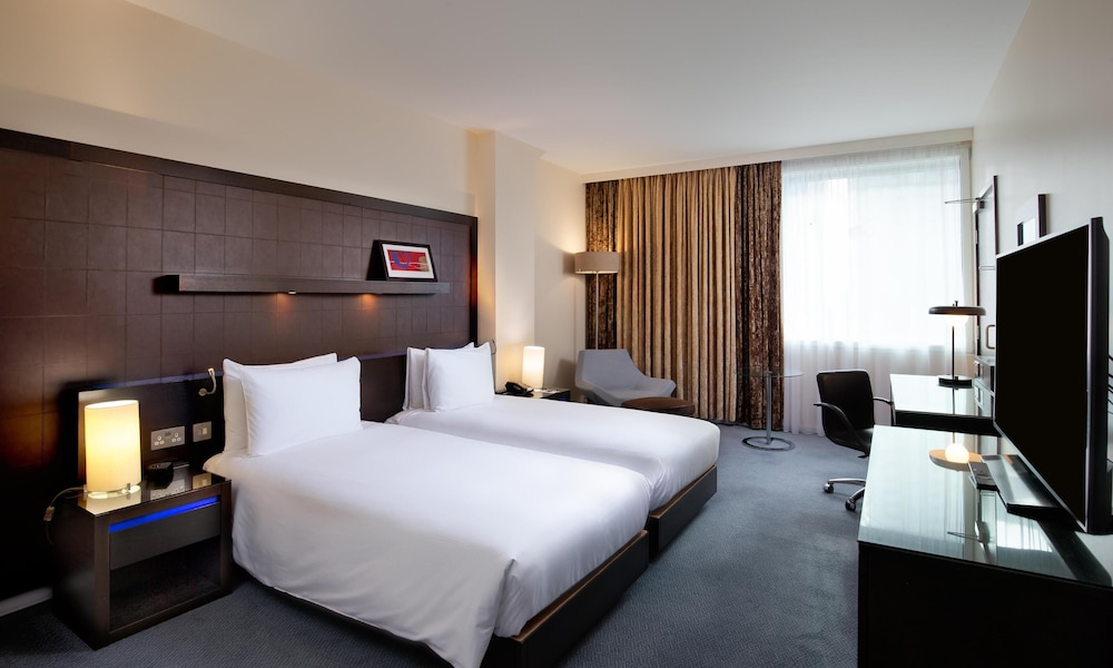 Habitación estándar con 2 camas individuales del hotel Hilton London Canary Wharf. Foto 8