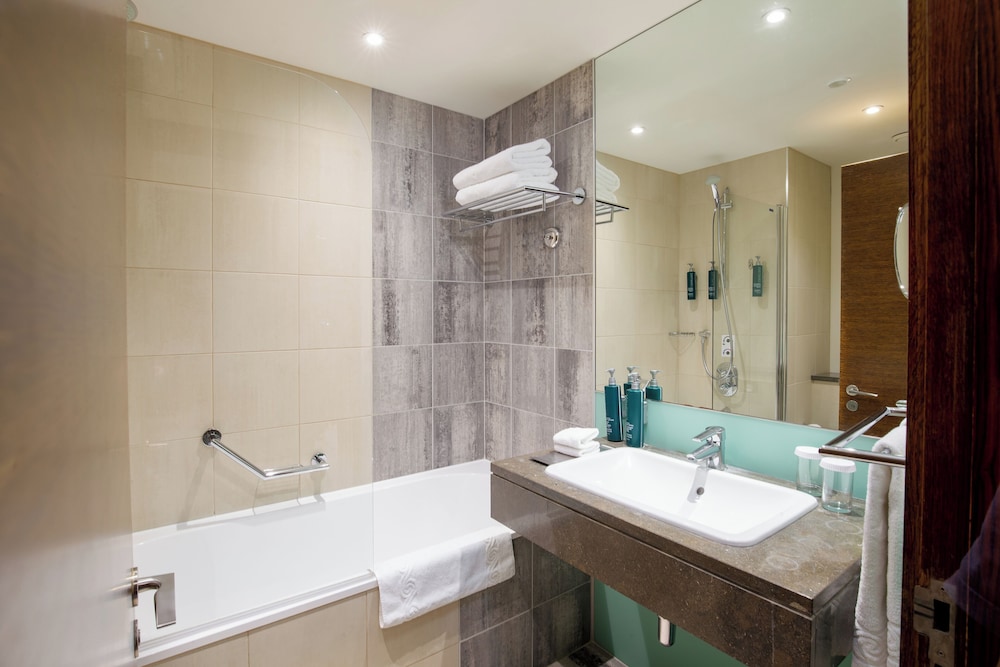 Habitación estándar con 2 camas individuales del hotel Hilton London Canary Wharf. Foto 9