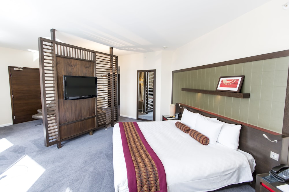 King, Habitación familiar, 1 cama de matrimonio grande con sofá cama del hotel Hilton London Canary Wharf. Foto 4