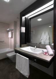 Junior suite del hotel Macià Real De La Alhambra. Foto 1