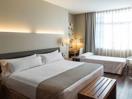 Habitación triple del hotel Catalonia Ramblas. Foto 1