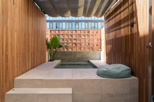 Habitación Doble Superior con terraza y piscina privada del hotel Catalonia Ramblas. Foto 3