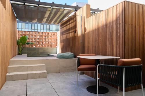 Habitación Doble Superior con terraza y piscina privada del hotel Catalonia Ramblas. Foto 8
