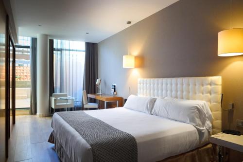 Habitación Doble Superior con terraza y piscina privada del hotel Catalonia Ramblas. Foto 9