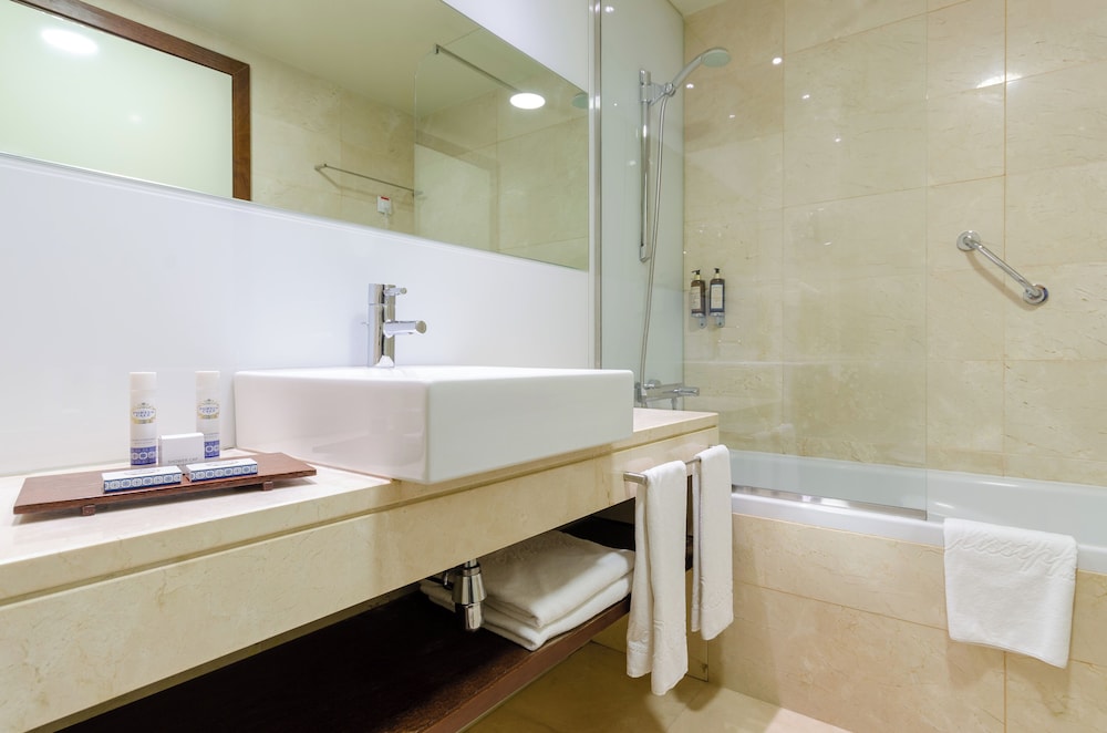 Habitación con 1 cama doble o 2 individuales del hotel Olissippo Oriente. Foto 6