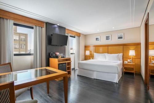 Habitación Deluxe con cama extragrande del hotel Melia Jardim Europa. Foto 1