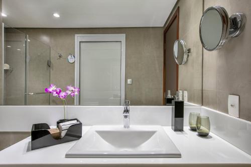 Habitación Premium con cama extragrande del hotel Melia Jardim Europa. Foto 5
