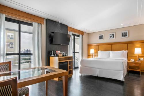 Habitación Deluxe con balcón - 1 cama doble extragrande del hotel Melia Jardim Europa