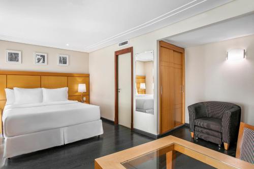 Habitación Deluxe con balcón - 1 cama doble extragrande del hotel Melia Jardim Europa. Foto 2