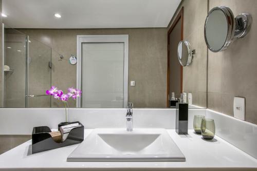 Habitación Premium con cama extragrande del hotel Melia Jardim Europa. Foto 4