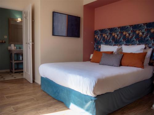 Suite de 1 dormitorio con cama extragrande del hotel de la Bourse, Mulhouse Gare, Sure Hotel Collection by Best Western