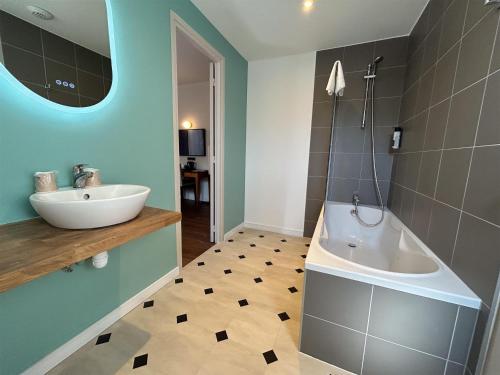Suite de 1 dormitorio con cama extragrande del hotel de la Bourse, Mulhouse Gare, Sure Hotel Collection by Best Western. Foto 1