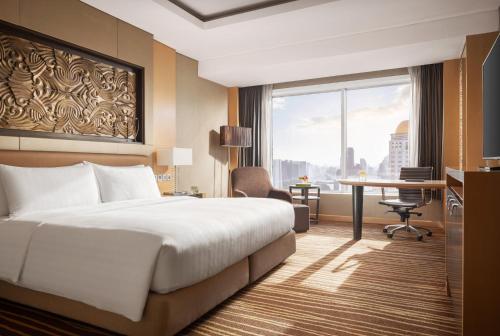 Habitación Grand Deluxe con cama extragrande y vistas al perfil urbano del hotel Amari Bangkok