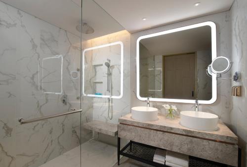 Habitación Doble con cama grande Club Premier del hotel Amari Bangkok. Foto 1
