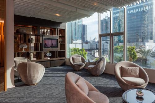 Habitación Doble con cama grande Club Premier del hotel Amari Bangkok. Foto 6