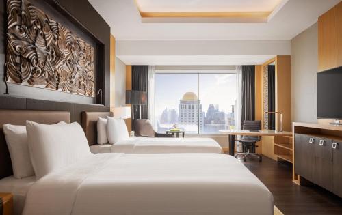 Habitación Grand Deluxe con 2 camas individuales y vistas al perfil urbano del hotel Amari Bangkok