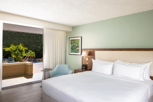 Habitación Doble con balcón, vistas al jardín y cama grande del hotel Doubletree By Hilton San Juan. Foto 4