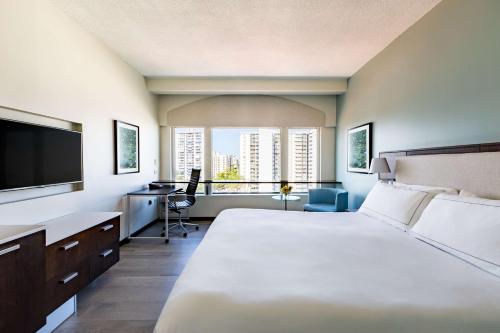 Habitación con cama grande del hotel Doubletree By Hilton San Juan
