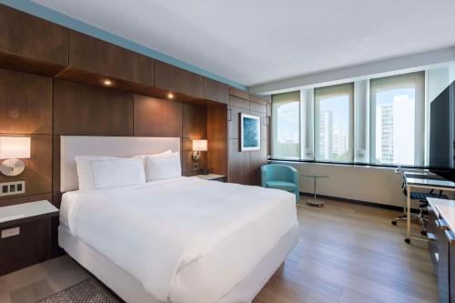 Habitación con cama grande y cama doble supletoria del hotel Doubletree By Hilton San Juan. Foto 3